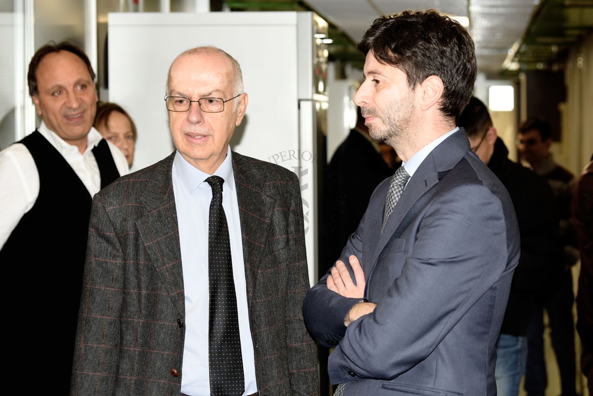 Il Ministro della Salute Roberto Speranza (a destra) e il Direttore del Dipartimento di Malattie Infettive dell'ISS Giovanni Rezza (al centro) durante la visita al Laboratorio di Virologia