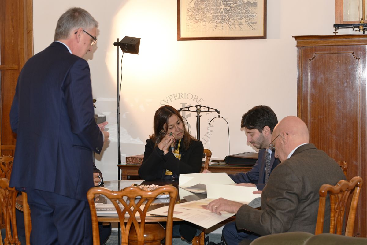 Il Presidente dell'ISS Silvio Brusaferro (a sinistra, in piedi) mostra al Ministro della Salute Roberto Speranza (terzo da sinistra) alcune riproduzioni delle tavole di Antonio Canova per lo studio dell'Anatomia. Gli originali sono presenti presso la Biblioteca dell'ISS