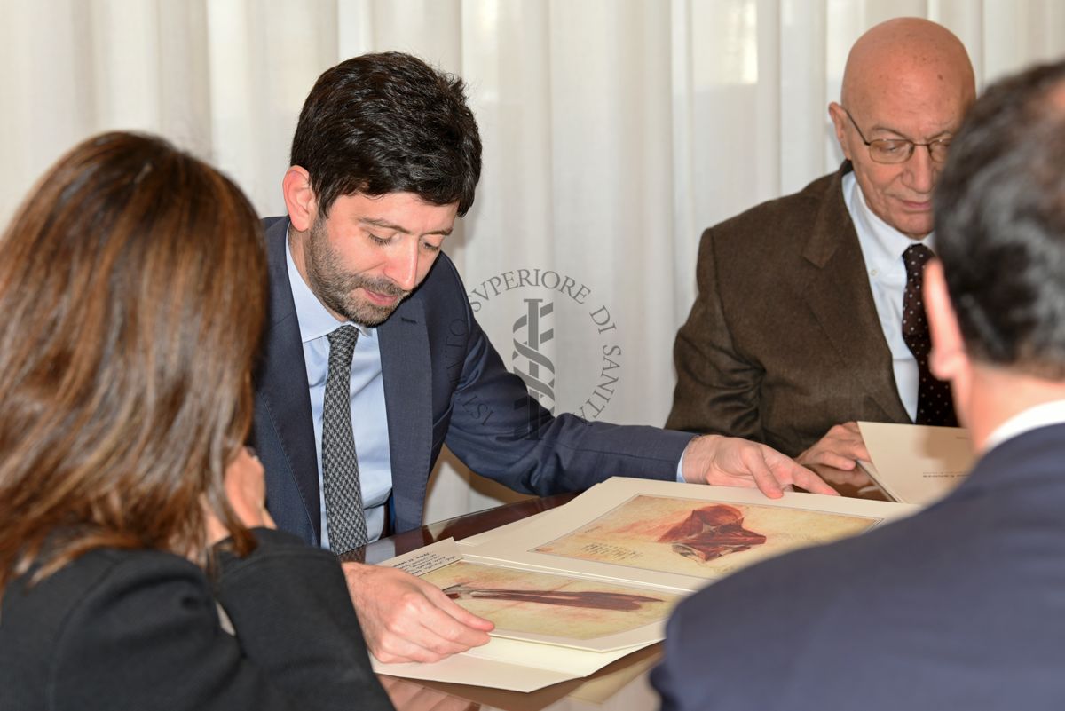 Il Ministro della Salute Roberto Speranza (secondo da sinistra) ammira alcune riproduzioni delle tavole di Antonio Canova per lo studio dell'Anatomia. Gli originali sono presenti presso la Biblioteca dell'ISS