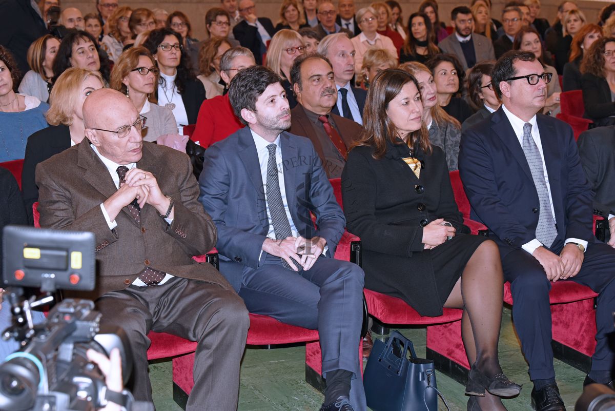 Panoramica sui partecipanti al Convegno su Hiv-Aids. In prima fila Il Ministro della Salute Roberto Speranza (secondo da sinistra) e il Direttore Generale dell'ISS Andrea Piccioli (quarto da sinistra)