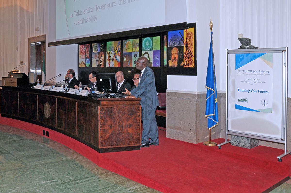 Intervento del Dott. Dinard Kouassi, Direttore dell'Istituto Nazionale di Sanità Pubblica della Costa D'Avorio (quinto da sinistra). Con lui il Dott. Alain Porier, Vicepresidente dell'Instituto Nazionale della Salute Pubblica del Québec (INSPQ) (primo da sinistra), il Dott. Mili Spahic, Capo di Gabinetto del Direttore Generale della Sanità Pubblica Francese (secondo da sinistra), il Dott. Justin Varney, Consigliere Nazionale della Sanità Pubblica Inglese per la Salute e il Lavoro (terzo da sinistra) e il Prof. Stefano Vella (quarto da sinistra), Direttore del Centro Nazionale per la Salute Globale dell'Istituto Superiore di Sanità