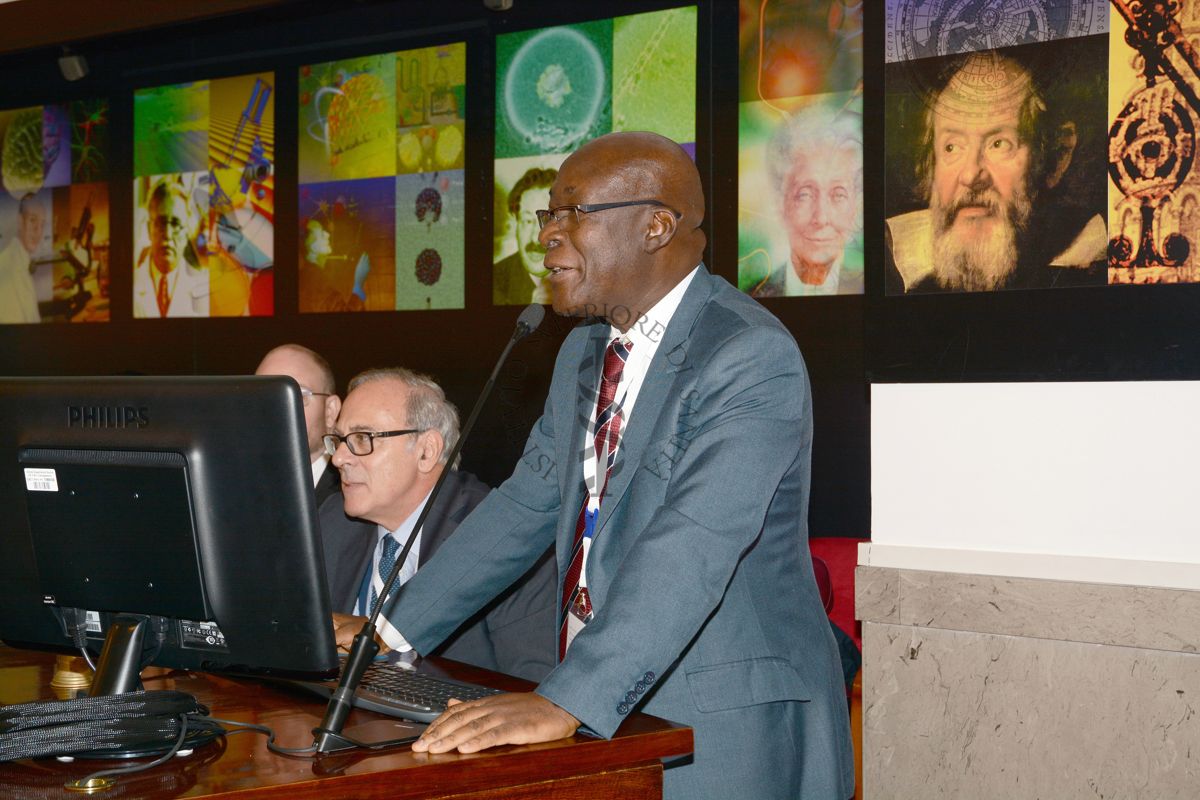 Intervento del Dott. Dinard Kouassi, Direttore dell'Istituto Nazionale di Sanità Pubblica della Costa D'Avorio (a destra). Al suo fianco il Prof. Stefano Vella, Direttore del Centro Nazionale per la Salute Globale dell'Istituto Superiore di Sanità