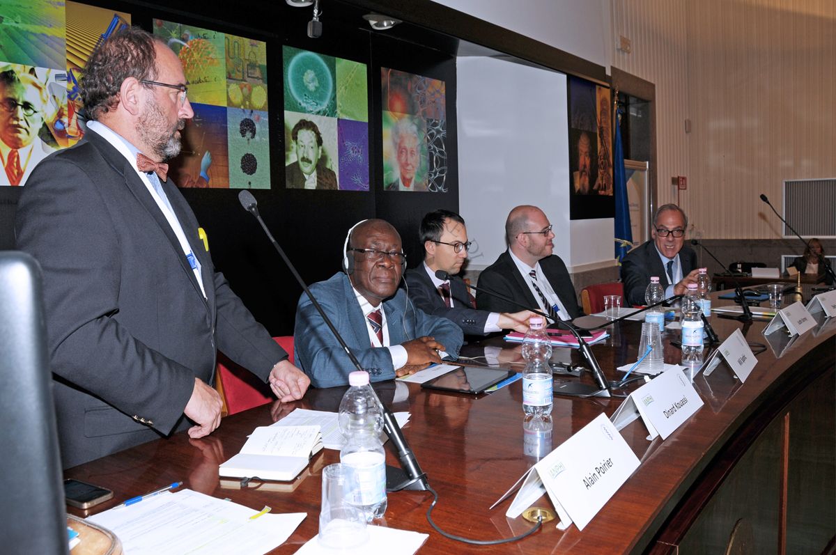 Intervento del Dott. Alain Poirier, Vicepresidente dell'Instituto Nazionale della Salute Pubblica del Québec (INSPQ). Col lui da sinistra a destra, il Dott. Dinard Kouassi, Direttore dell'Istituto Nazionale di Sanità Pubblica della Costa D'Avorio, il Dott. Mili Spahic, Capo di Gabinetto del Direttore Generale della Sanità Pubblica Francese e il Dott. Justin Varney, Consigliere Nazionale della Sanità Pubblica Inglese per la Salute e il Lavoro e il  Prof. Stefano Vella, Direttore del Centro Nazionale per la Salute Globale dell'Istituto Superiore di Sanità