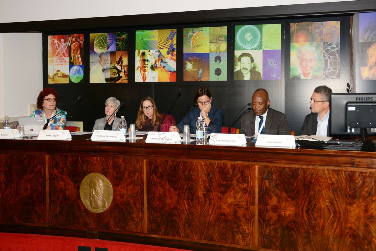 Da sinistra a destra la Dott.ssa Andrea Ammon, Direttore del Centro Europeo per la Prevenzione e il Controllo delle Malattie (ECDC), la Dott.ssa Nancy Knight, Direttore del Global Health Center (CDC), la Dott.ssa Courtenay Dusenbury, Direttore dell'International Association of National Public Health Institutes (IANPHI) e la Dott.ssa Annemiek Von Bolhuis, Presidente del Consiglio dell'Autorità per la Sicurezza Nucleare e la Protezione dalle Radiazioni (ANVS), il Prof. John Nkengasong, Direttore dei Centri Africani per il Controllo e la Prevenzione delle Malattie e il Prof. Lothar Wieler, Presidente del Robert Koch Institut