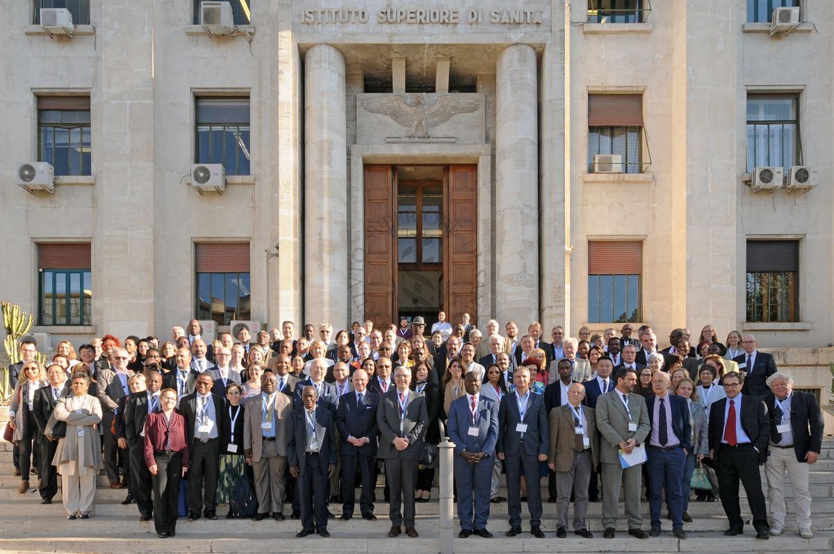 Foto di gruppo dei relatori e dei partecipanti all'Annual IANPHI Meeteng 2017, sulla scalinata dell'ingresso principale dell'Istituto Superiore di Sanità, in Viale Regina Elena