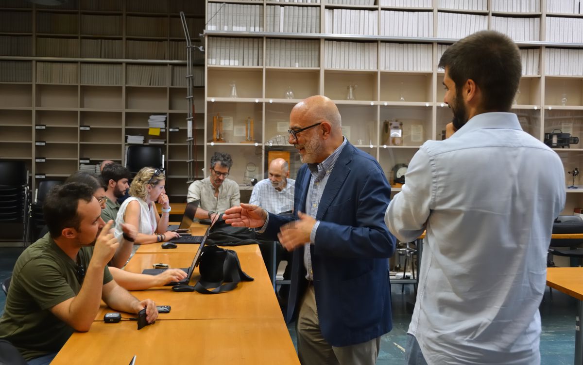 Prof. Antonio Mistretta conversa con i partecipanti al corso, al suo fianco, sul lato destro: l'autore del corso Luigi De Angelis (medico in formazione specialistica in Igiene e Medicina Preventiva presso l'Università di Pisa)