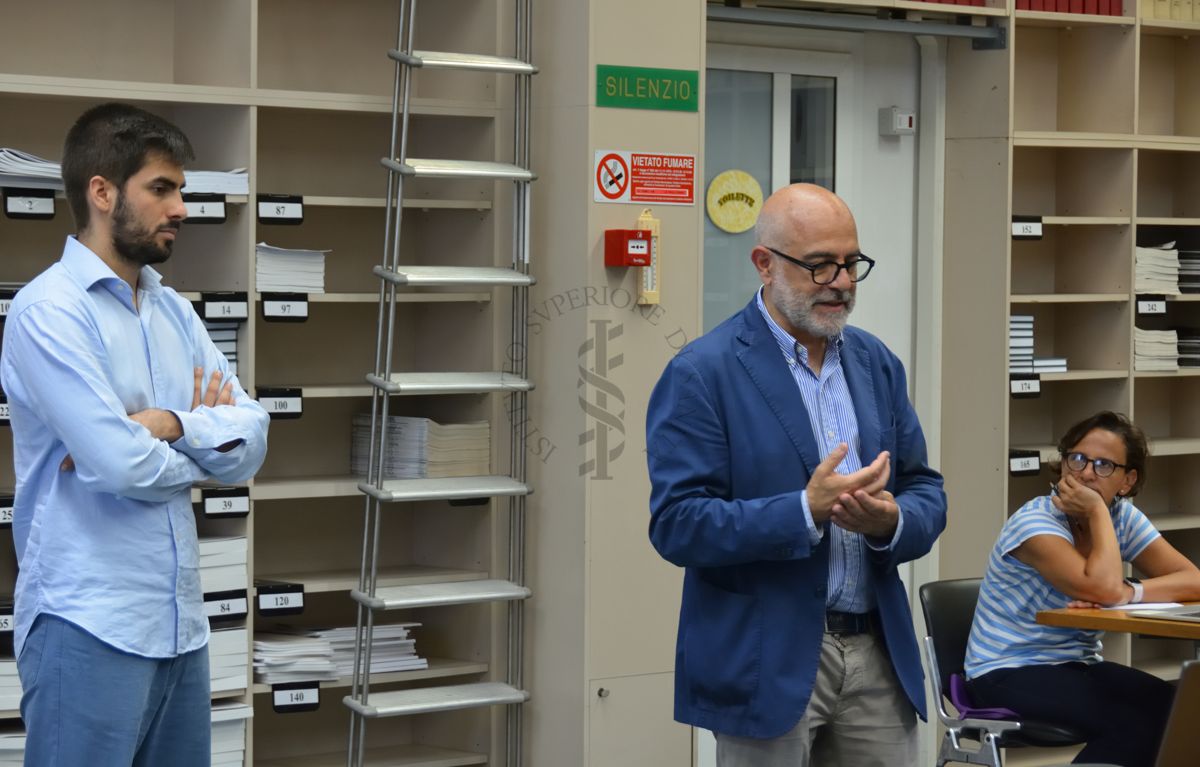 Il Prof. Antonio Mistretta interviene in aula, alla sua destra il Prof. Luigi De Angelis