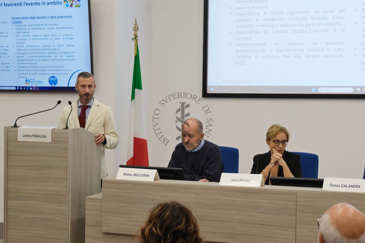 Lorenzo Pignalosa durante il suo intervento. Alla sua destra Matteo Migliorini e Velia Bruno