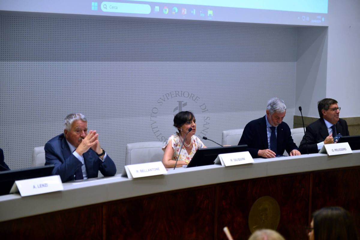 Da sinistra a destra, il Presidente dell'ISS Prof. Rocco Bellantone, la Presidente della Società Italiana d'Igiene Dott.ssa Roberta Siliquini, il Presidente Nazionale AIOP (Associazione Italiana Ospedalità Privata), Prof. Gabriele Pellissero e il Presidente del Consiglio Universitario Nazionale (CUN) Prof. Paolo Pedone