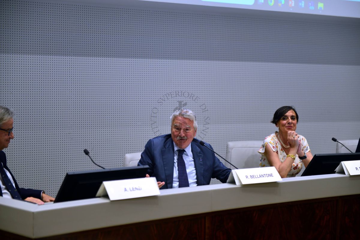 Intervento del Presidente dell'ISS Prof. Rocco Bellantone (al centro). Con lui il Presidente dell'Health City Institute Prof. Andrea Lenzi (a sinistra) e la Presidente della Società Italiana d'Igiene Dott.ssa Roberta Siliquini (a destra)