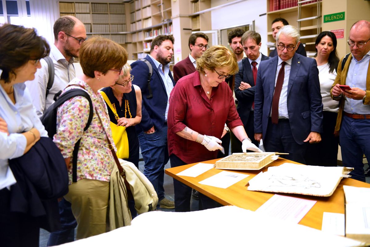 La Dott.ssa Maria Alessandra Falcone (sesta da sinistra), Coordinatrice del Fondo Rari della Biblioteca dell'ISS, illustra agli ospiti alcuni volumi del Fondo Antico. Accanto a lei (a destra) il Prof. Francesco Vitale, Professore Ordinario per la Promozione della Salute, Materno-Infantile, di Medicina Interna e Specialistica di Eccellenza "G. D'Alessandro dell'Università degli Studi di Palermo