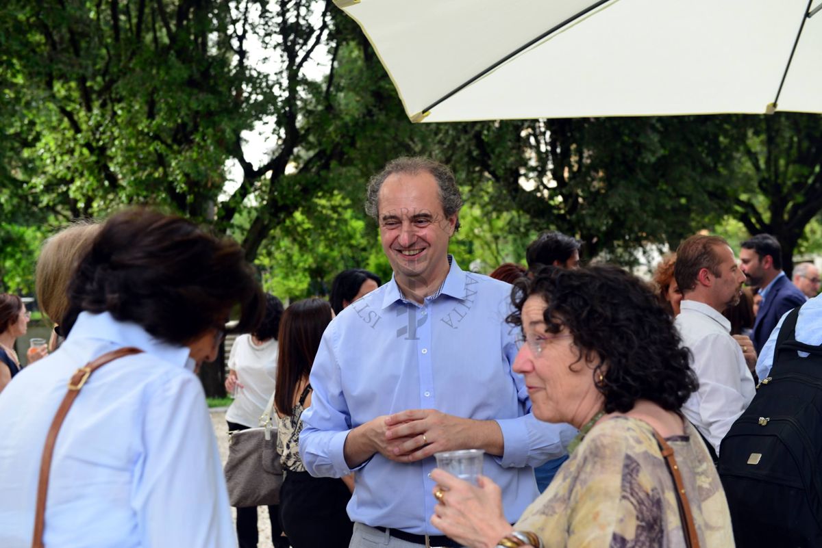 Alcuni invitati al Convegno Formazione e Ricerca in Igiene e Sanità Pubblica durante il rinfresco tenutosi nel Giardino dell'Istituto Superiore di Sanità