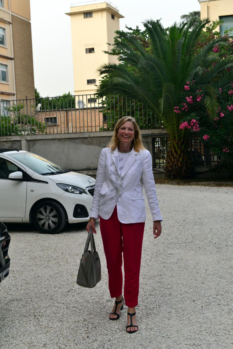 L'arrivo della Prof.ssa Caterina Rizzo, Professore Ordinario di Igiene e Medicina Preventiva presso l'Università degli Studi di Pisa al rinfresco tenutosi nel Giardino dell'Istituto Superiore di Sanità