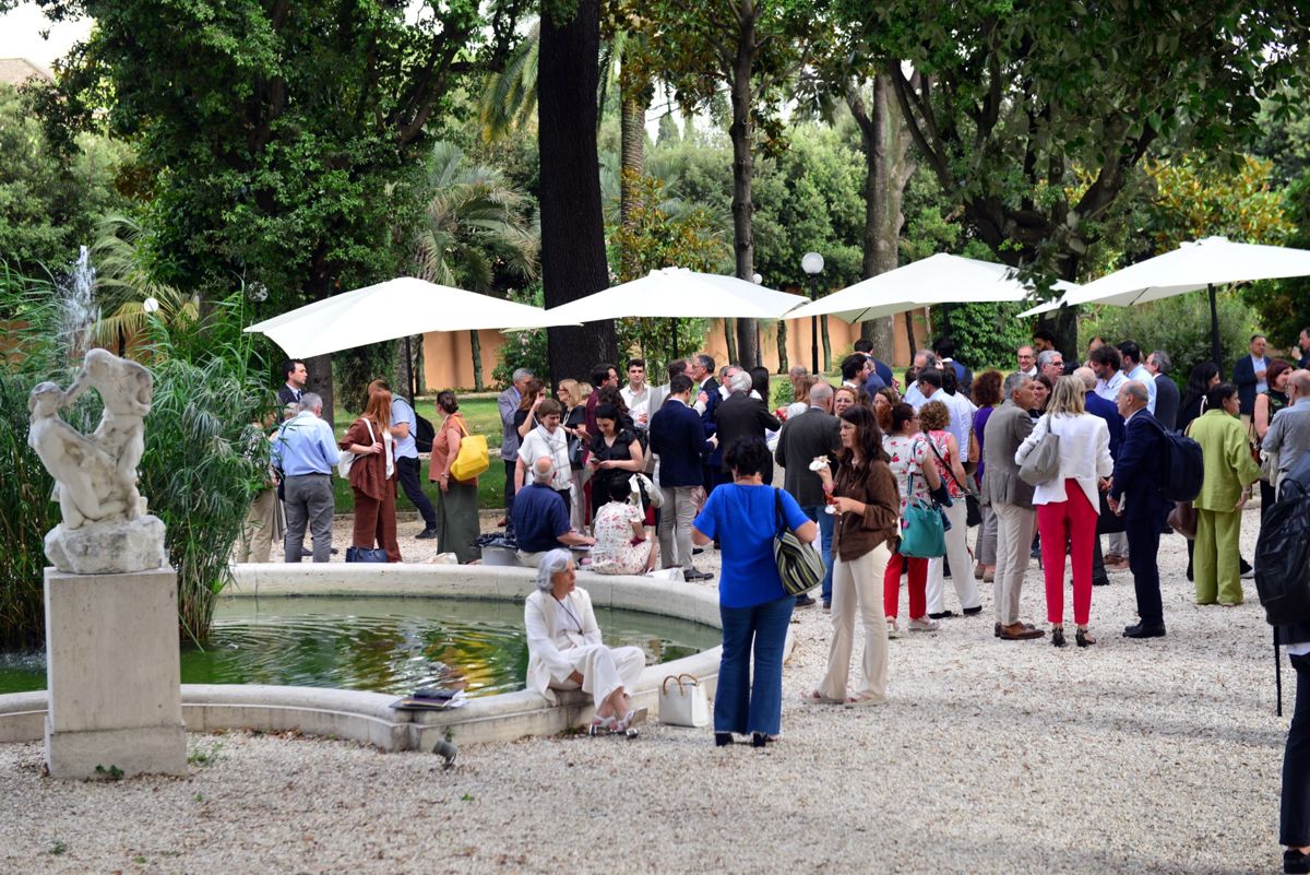 Panoramica su alcuni invitati al Convegno Formazione e Ricerca in Igiene e Sanità Pubblica durante il rinfresco tenutosi nel Giardino dell'Istituto Superiore di Sanità