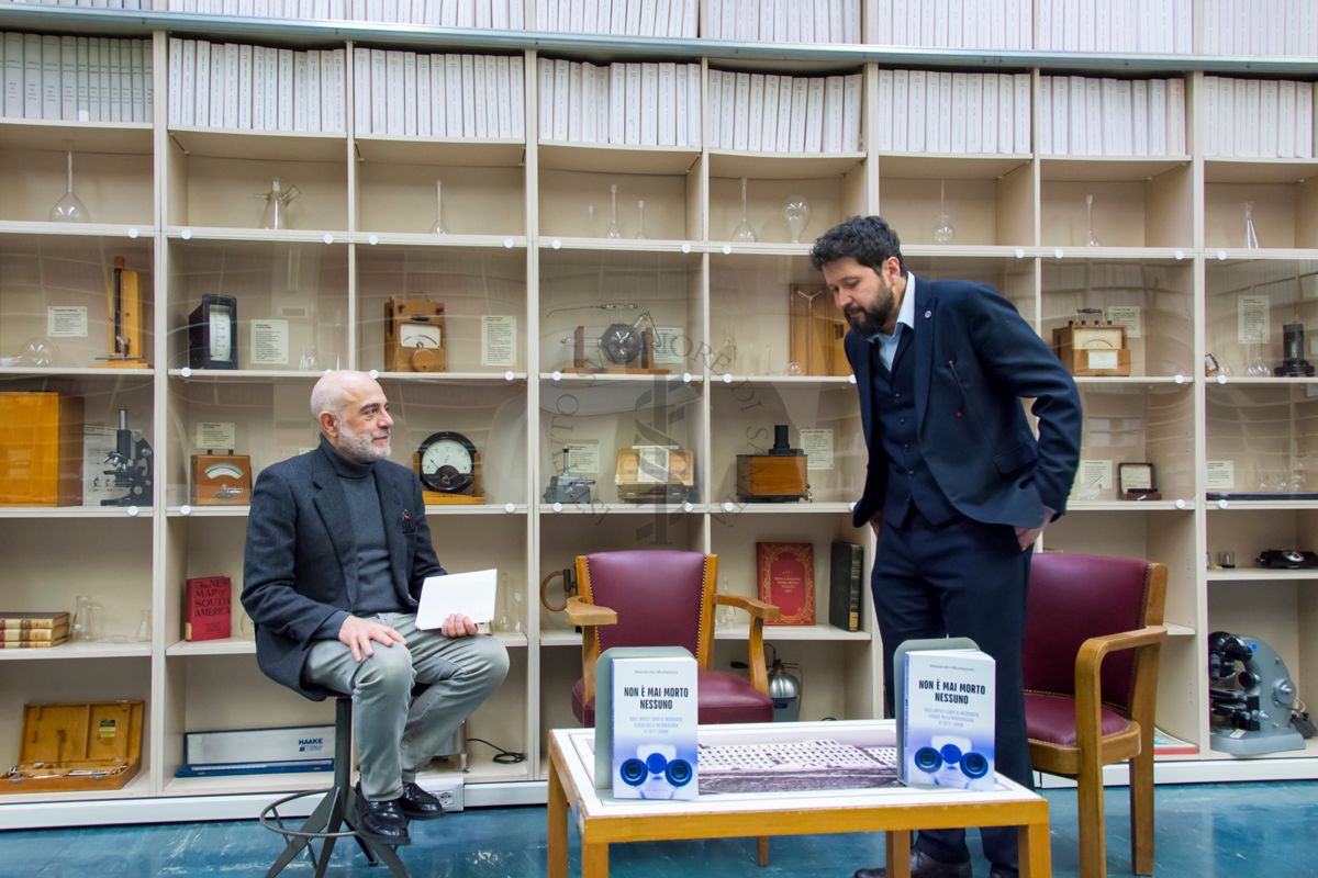 Il Prof. Antonio Mistretta, Responsabile del Servizio Comunicazione Scientifica dell'ISS (a sinistra) e il Dott. Simone Macrì, ricercatore del Centro di Riferimento per le Scienze Comportamentali e la Salute Mentale dell'ISS (a destra), prima della presentazione del libro "Non è mai morto nessuno" del Dott. Alessandro Mustazzolu