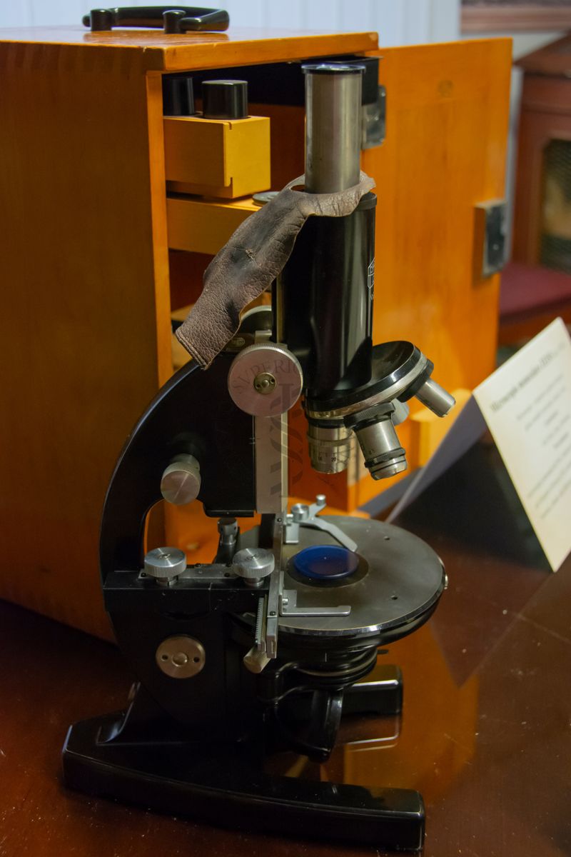 Microscopio ottico dalla collezione degli strumenti scientifici del Fondo Rari della Biblioteca dell'ISS