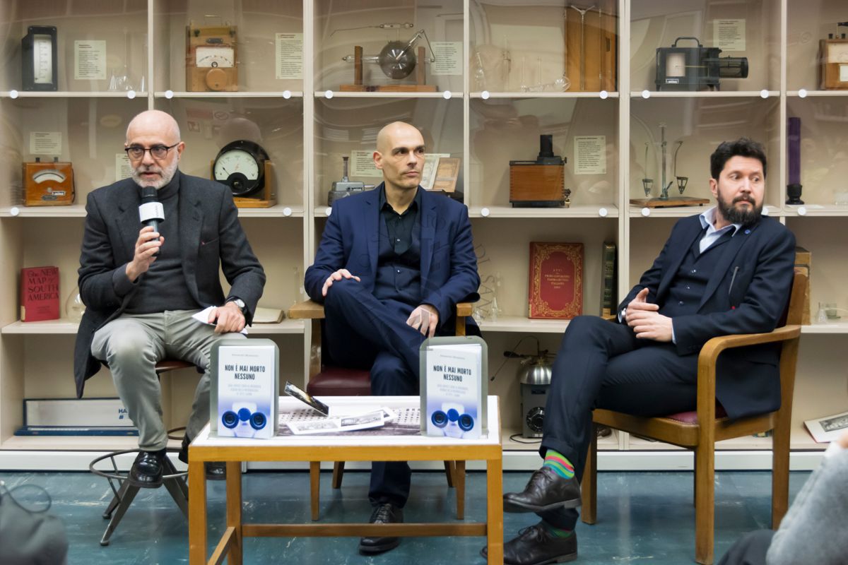 Il Prof. Antonio Mistretta, Responsabile del Servizio Comunicazione Scientifica dell'Istituto Superiore di Sanità (a sinistra) presenta il libro "Non è mai morto nessuno" del Dott. Alessandro Mustazzolu (al centro). A destra il Dott. Simone Macrì del Centro di Riferimento per le Scienze Comportamentali e la Salute Mentale dell'ISS