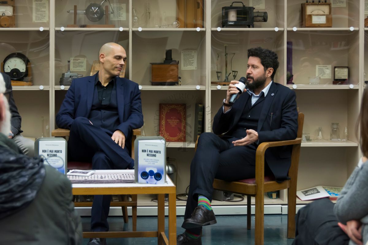 Intervento del Dott. Simone Macrì, ricercatore del Centro di Riferimento per le Scienze Comportamentali e la Salute Mentale dell'ISS (a destra). A sinistra il Dott. Alessandro Mustazzolu