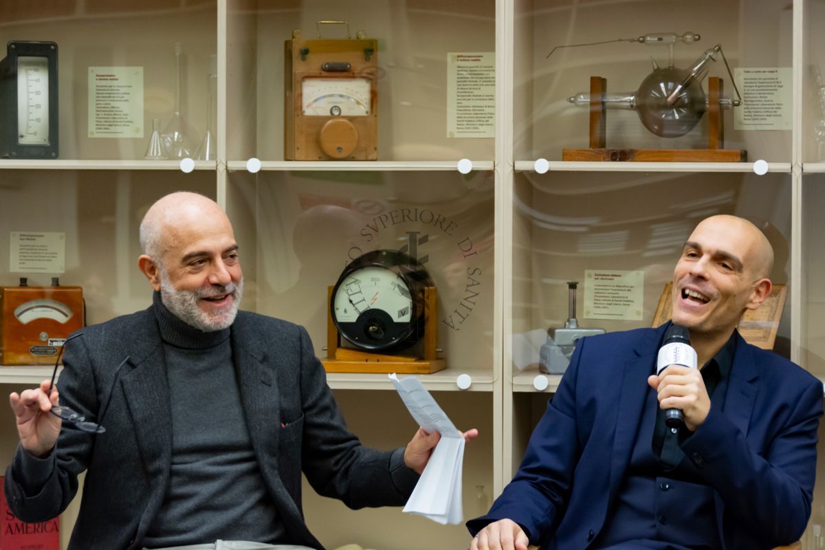 Il Prof. Antonio Mistretta, Responsabile del Servizio Comunicazione Scientifica dell'ISS (a sinistra) e il Dott. Alessandro Mustazzolu, microbiologo e virologo dell'Istituto Superiore di Sanità (a destra)