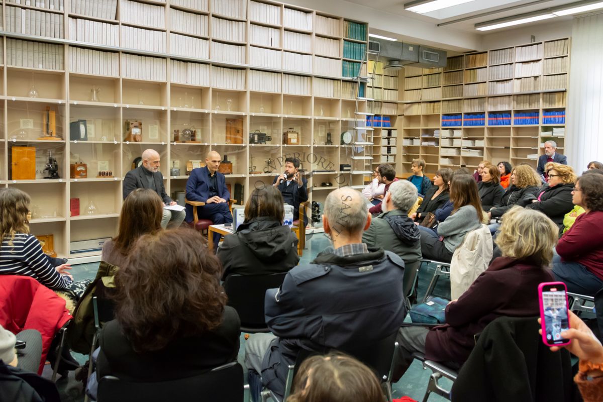 Panoramica sui partecipanti alla presentazione del libro "Non è mai morto nessuno" del Dott. Alessandro Mustazzolu durante l'intervento del Dott. Simone Macrì del Centro di Riferimento per le Scienze Comportamentali e la Salute Mentale dell'ISS