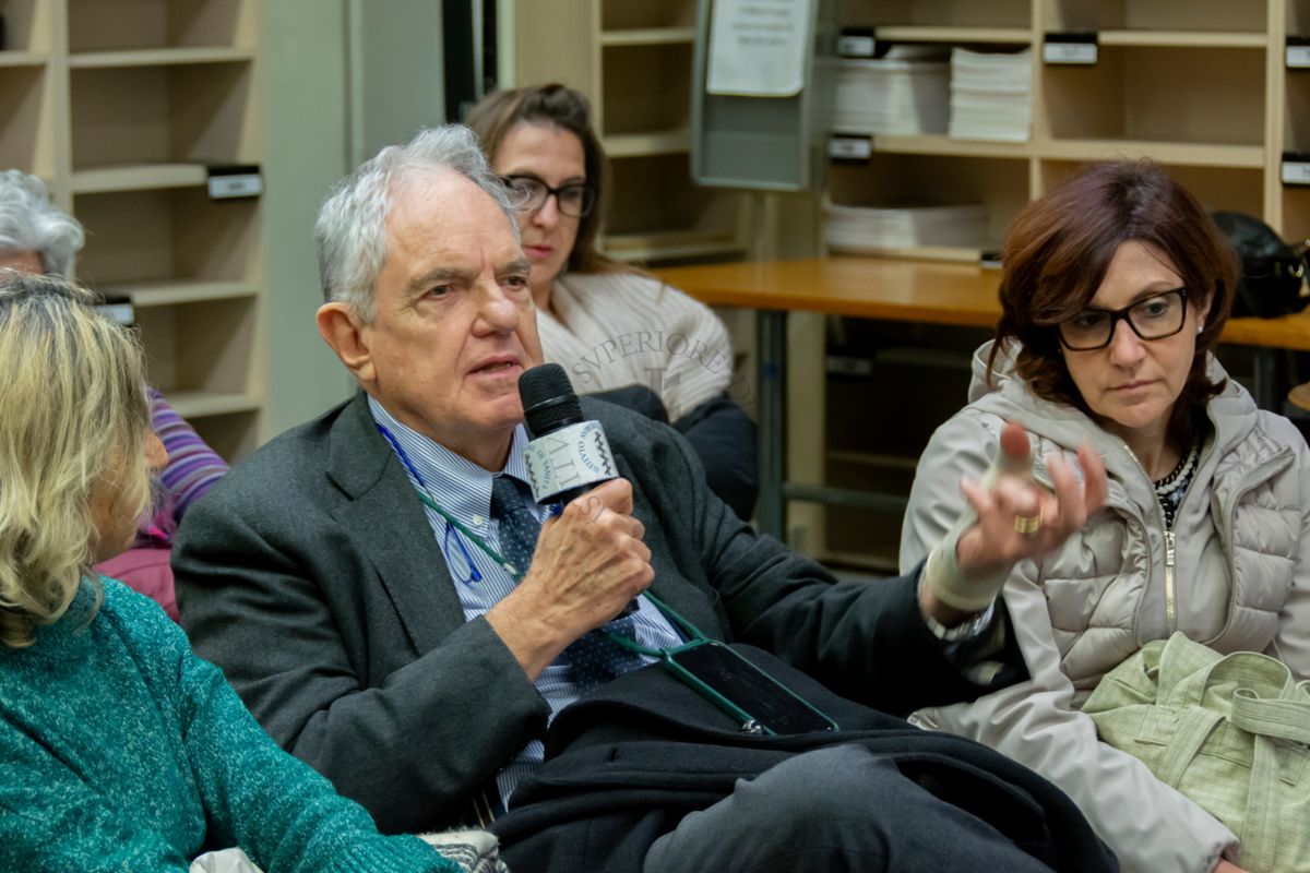 Il Prof. Enrico Alleva, Vice Presidente del Consiglio Superiore di Sanità ed ex dirigente dell'Istituto Superiore di Sanità rivolge una domanda al Dott. Alessandro Mustazzolu