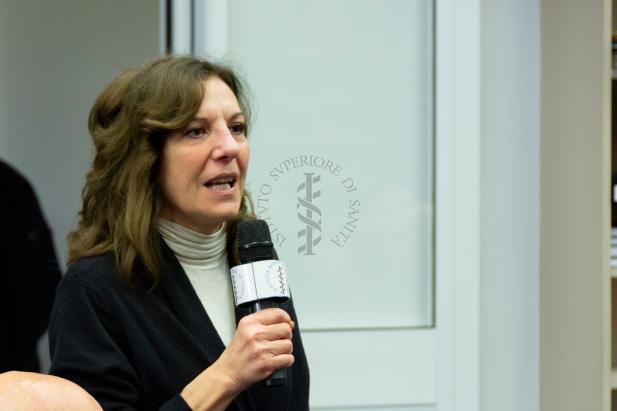 Una ricercatrice rivolge una domanda al Dott. Alessandro Mustazzolu