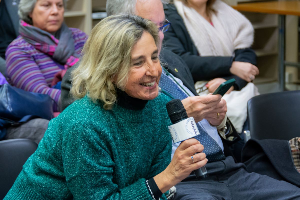 La Dott.ssa Paola De Castro, ex Direttrice del Servizio Comunicazione Scientifica dell'ISS rivolge una domanda al Dott. Alessandro Mustazzolu