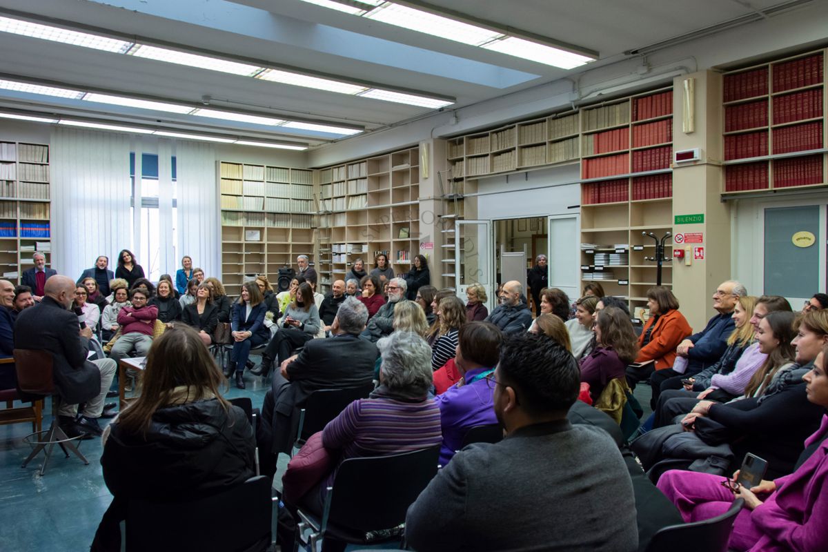 Panoramica sui partecipanti alla presentazione del libro "Non è mai morto nessuno" durante l'intervento conclusivo del Prof. Antonio Mistretta, Responsabile del Servizio Comunicazione Scientifica dell'ISS