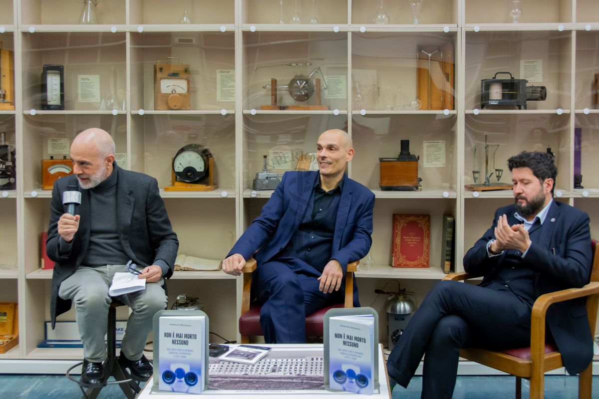 Discorso conclusivo del Prof. Antonio Mistretta, Responsabile del Servizio Comunicazione Scientifica dell'ISS (a sinistra). Al centro il Dott. Alessandro Mostazzolu, microbiologo e virologo dell'Istituto Superiore di Sanità e a destra il Dott. Simone Macrì, ricercatore del Centro di Riferimento per le Scienze Comportamentali e la Salute Mentale dell'ISS