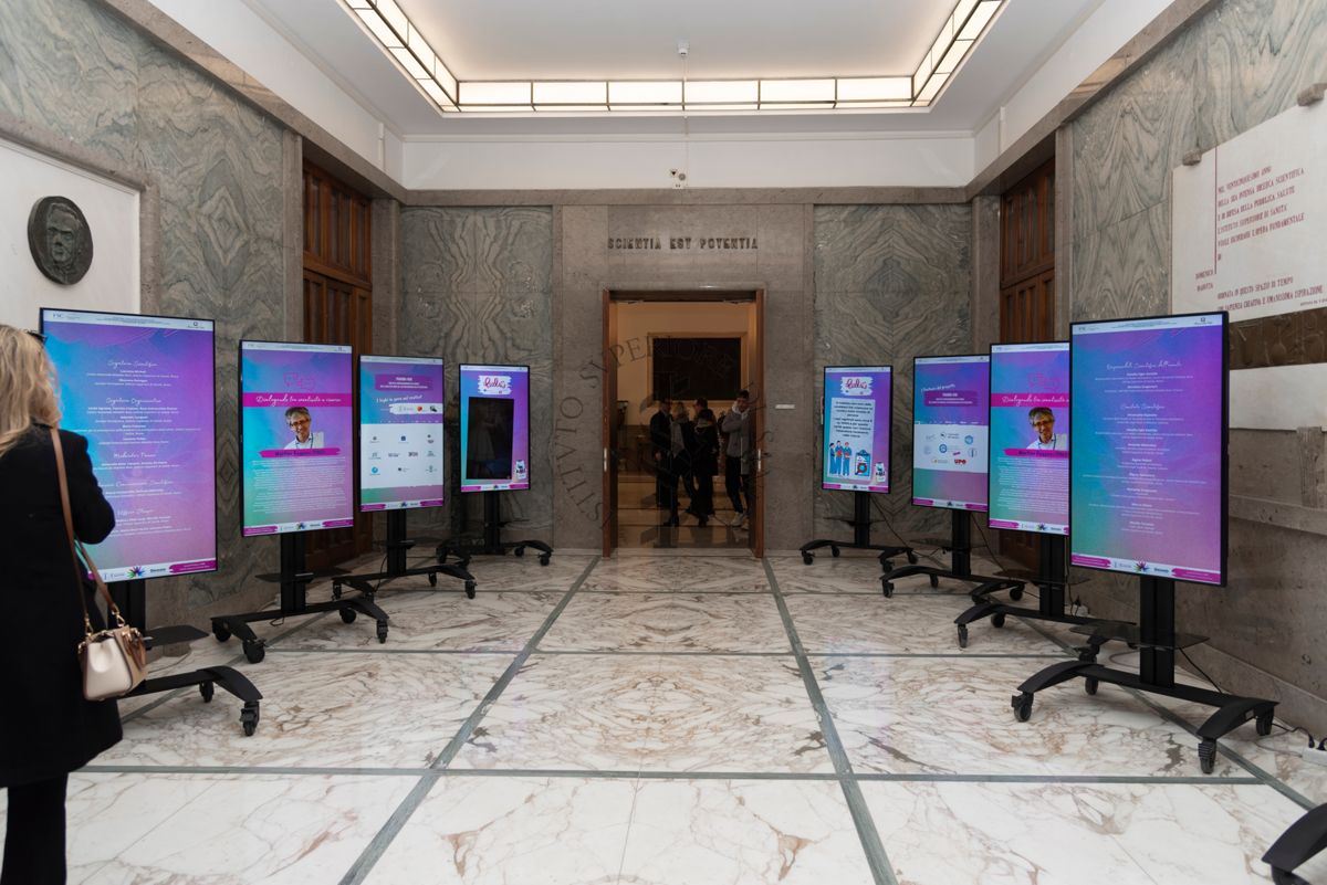 I poster del Convegno "Arte e Scienza per le Malattie Rare - Creatività e Ricerca in Connessione" esposti all'ingresso dell'Aula Pocchiari