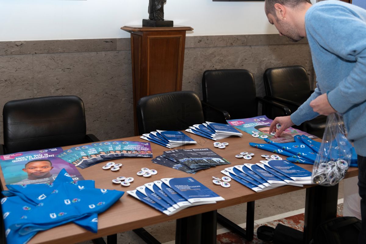 Materiale divulgativo e gadgets del Convegno "Arte e Scienza per le Malattie Rare - Creatività e Ricerca in Connessione"