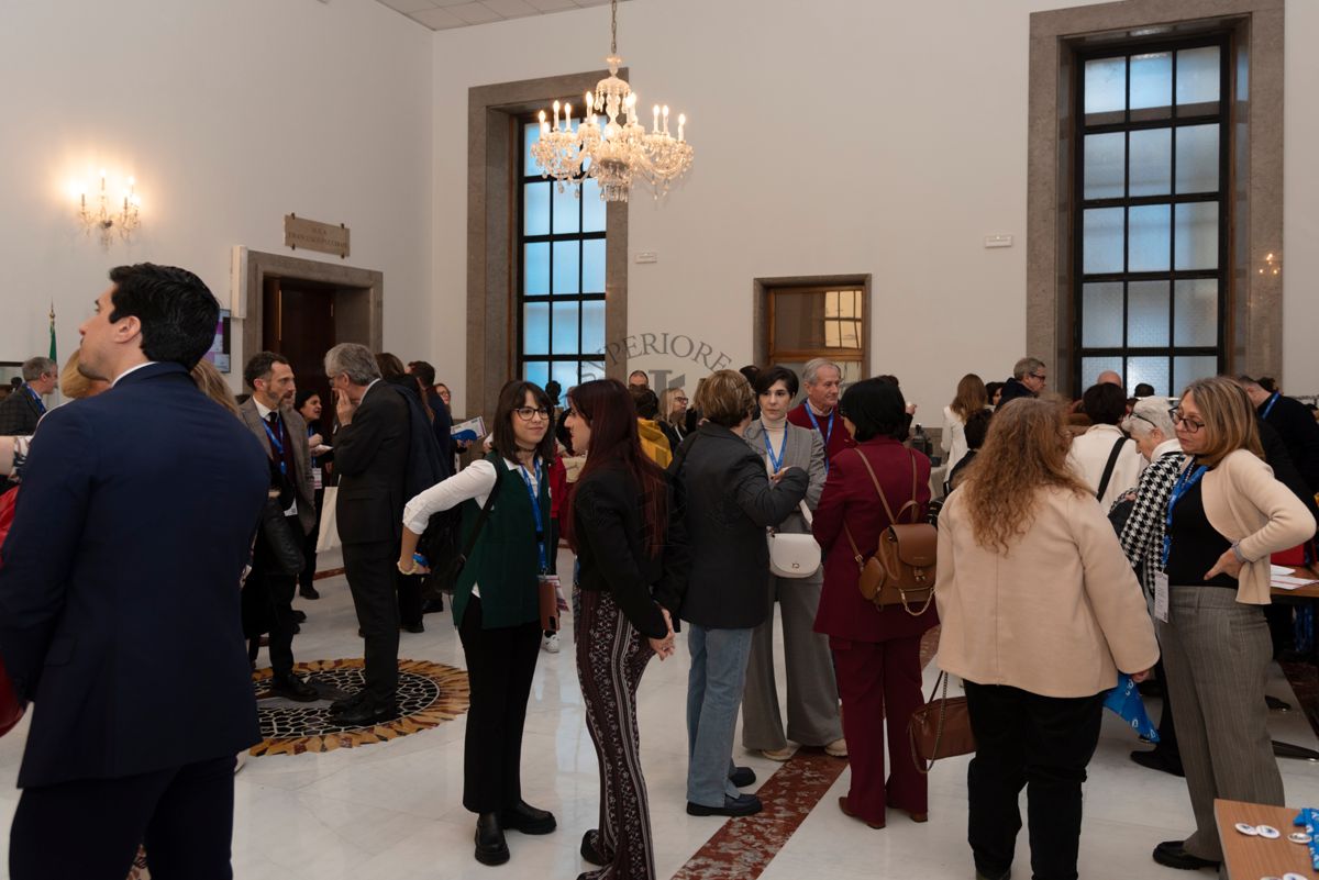 Alcuni partecipanti al Convegno "Arte e Scienza per le Malattie Rare - Creatività e Ricerca in Connessione" durante il caffè di benvenuto