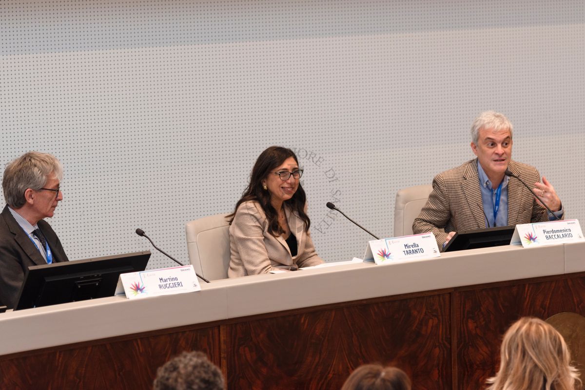 Intervento del giornalista e scrittore Pierdomenico Baccalario, autore di romanzi d'avventura per ragazzi (a destra). Con lui il Prof. Martino Ruggieri, Pediatra e Responsabile del Centro per le Neurofibromatosi di Catania (a sinistra) e la Dott.ssa Mirella Taranto, Renponsabile dell'Ufficio Stampa dell'Istituto Superiore di Sanità (al centro)