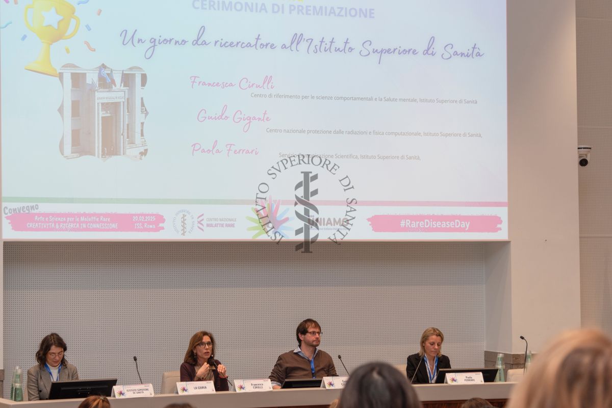 La Dott.ssa. Francesca Cirulli, Direttrice della Ricerca presso il Centro per le Scienze Comportamentali e la Salute Mentale dell'Istituto Superiore di Sanità (seconda da sinistra) illustra uno dei punti del programma della giornata: "Un giorno da ricercatore all'Istituto Superiore di Sanità". Con lei il Dott. Guido Gigante, ricercatore del Centro Protezione dalle Radiazioni e fisica computazionale dell'Istituto Superiore di Sanità (terzo da sinistra) e la Dott.ssa Paola Ferrari del Servizio Comunicazione Scientifica, Coordinatrice del Fondo Rari della Biblioteca dell'ISS (quarta da sinistra)