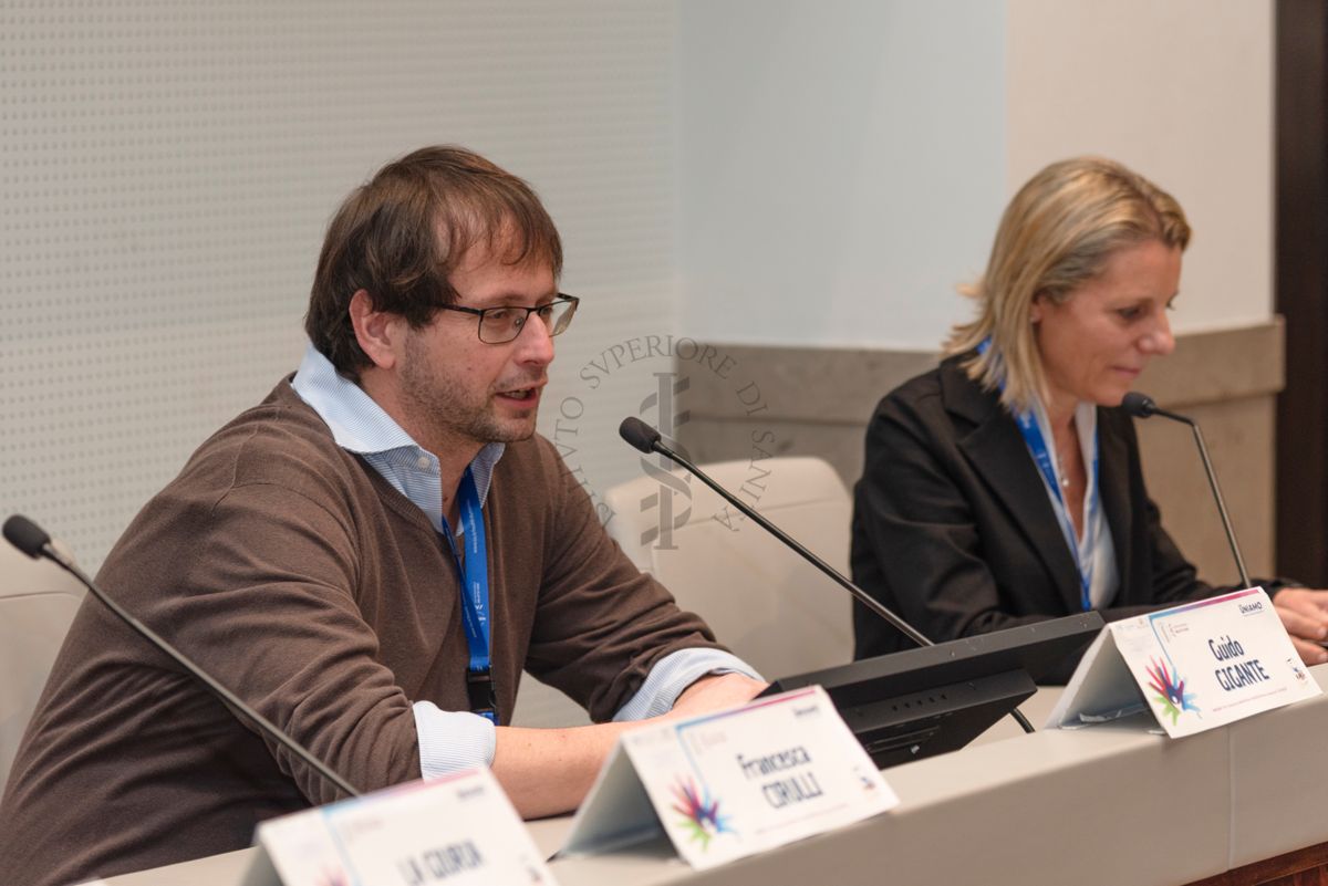 Intervento del Dott. Guido Gigante, ricercatore del Centro Protezione dalle Radiazioni e fisica computazionale dell'Istituto Superiore di Sanità (primo da sinistra). Accanto a lui la Dott.ssa Paola Ferrari del Servizio Comunicazione Scientifica, Coordinatrice del Fondo Rari della Biblioteca dell'ISS