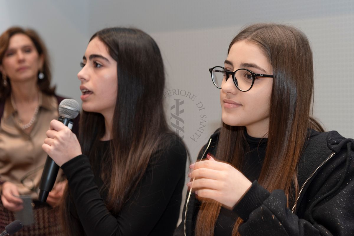 Intervento di una ragazza dell'Istituto Comprensivo "Don Diana" di Casal Principe (Caserta). Alle sue spalle (prima da sinistra) la Dott.ssa. Francesca Cirulli, Direttrice della Ricerca presso il Centro per le Scienze Comportamentali e la Salute Mentale dell'Istituto Superiore di Sanità