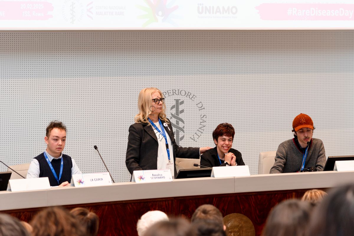 Alcuni giovani giurati delle Associazioni di Pazienti insieme ad Annalisa Scopinaro (seconda da sinistra), Presidente della Federazione Italiana Malattie Rare UNIAMO