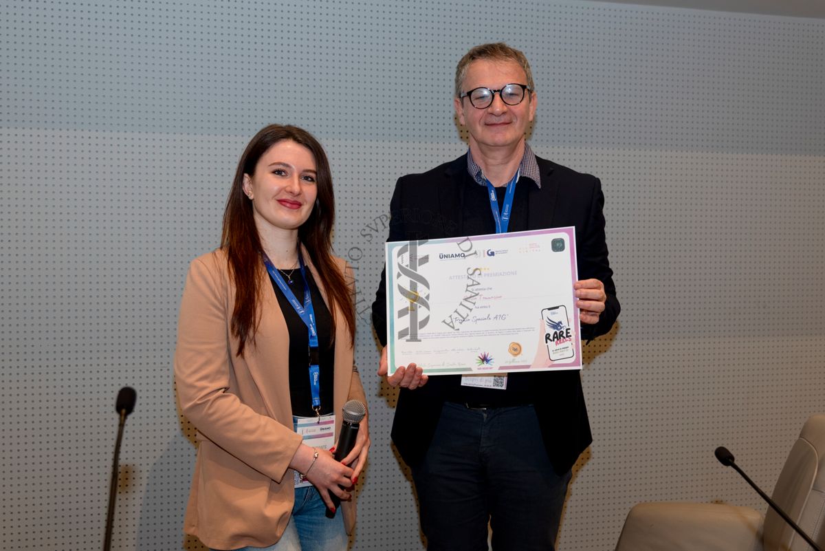 Giuseppe Gualtieri, Dirigente dell'Agenzia Italiana per la Gioventù mostra l'attestato di premiazione "Premio speciale ATG" per Silvio Tommasino (22 anni, Benevento), autore di un reel che unisce le malattie rare all'arte in tutte le sue forme