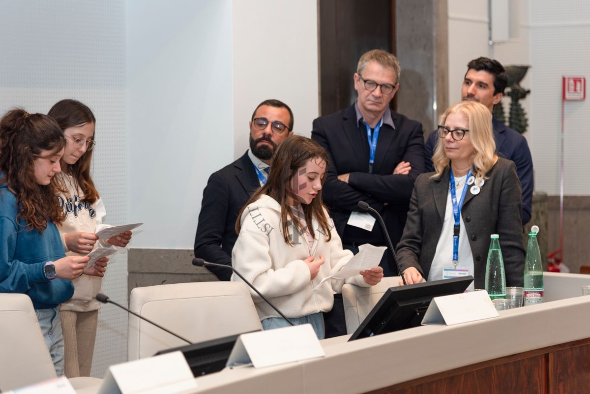 Intervento di una compagna di classe di Emma, della scuola primaria IC "Anna Fraentzel Celli". A destra la Dott.ssa Annalisa Scopinaro, Presidente della Federazione Italiana Malattie Rare