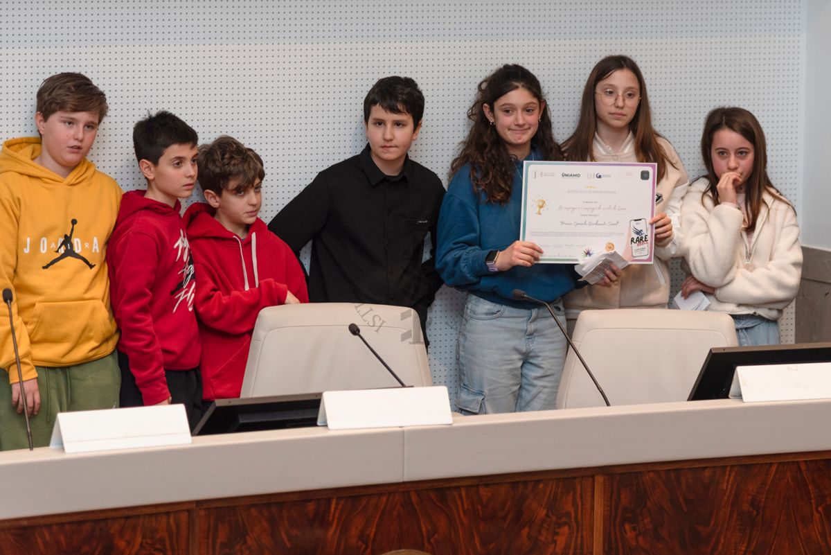 Le compagne e i compagni di classe di Emma, della scuola primaria IC "Anna Fraentzel Celli" mostrano il Premio Speciale Gradimento Social
