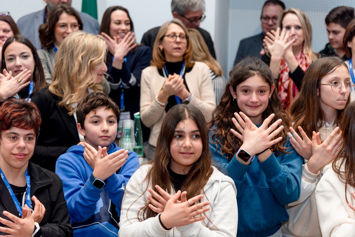 Le compagne e i compagni di classe di Emma, della scuola primaria IC "Anna Fraentzel Celli" in un gesto di pace e speranza