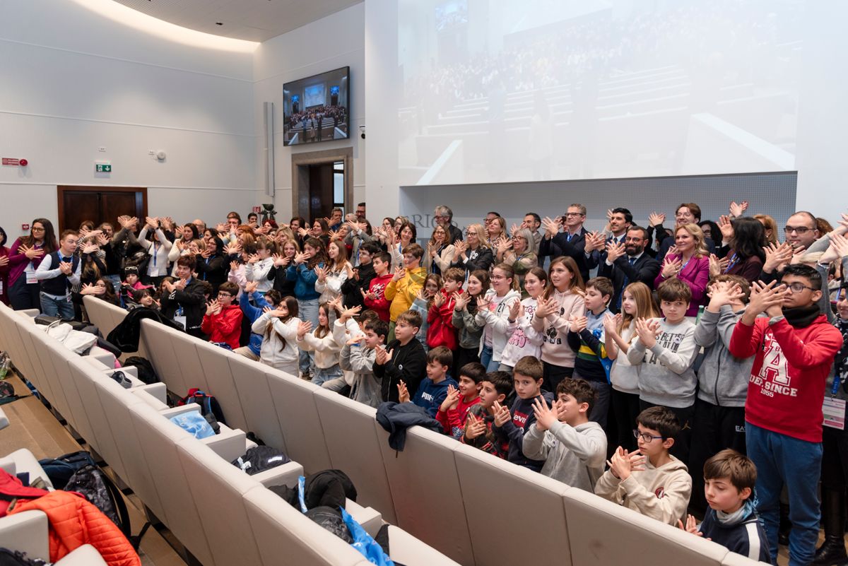 Le compagne e i compagni di classe di Emma, della scuola primaria IC "Anna Fraentzel Celli" e alcuni relatori e partecipanti al Convegno in un gesto di pace e speranza