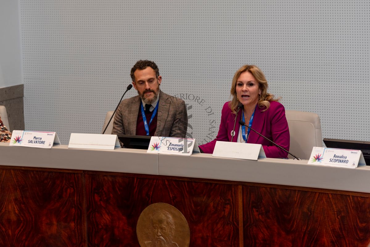 Intervento della Prof.ssa Emanuela Esposito, Coordinatrice del Progetto Pharma-HUB dell'Università di Messina. A sinistra il Dott. Marco Salvatore, responsabile scientifico Pharma-HUB dell'SS