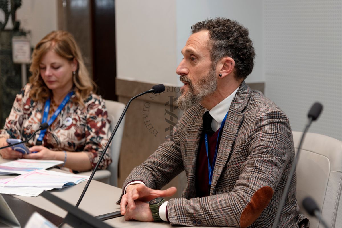 Intervento del Dott. Marco Salvatore, responsabile scientifico Pharma-HUB dell'SS. A sinistra la Dott.ssa Amalia Egle Gentile, responsabile del Laboratorio di Health Humanities, Centro Nazionale Malattie Rare dell'ISS