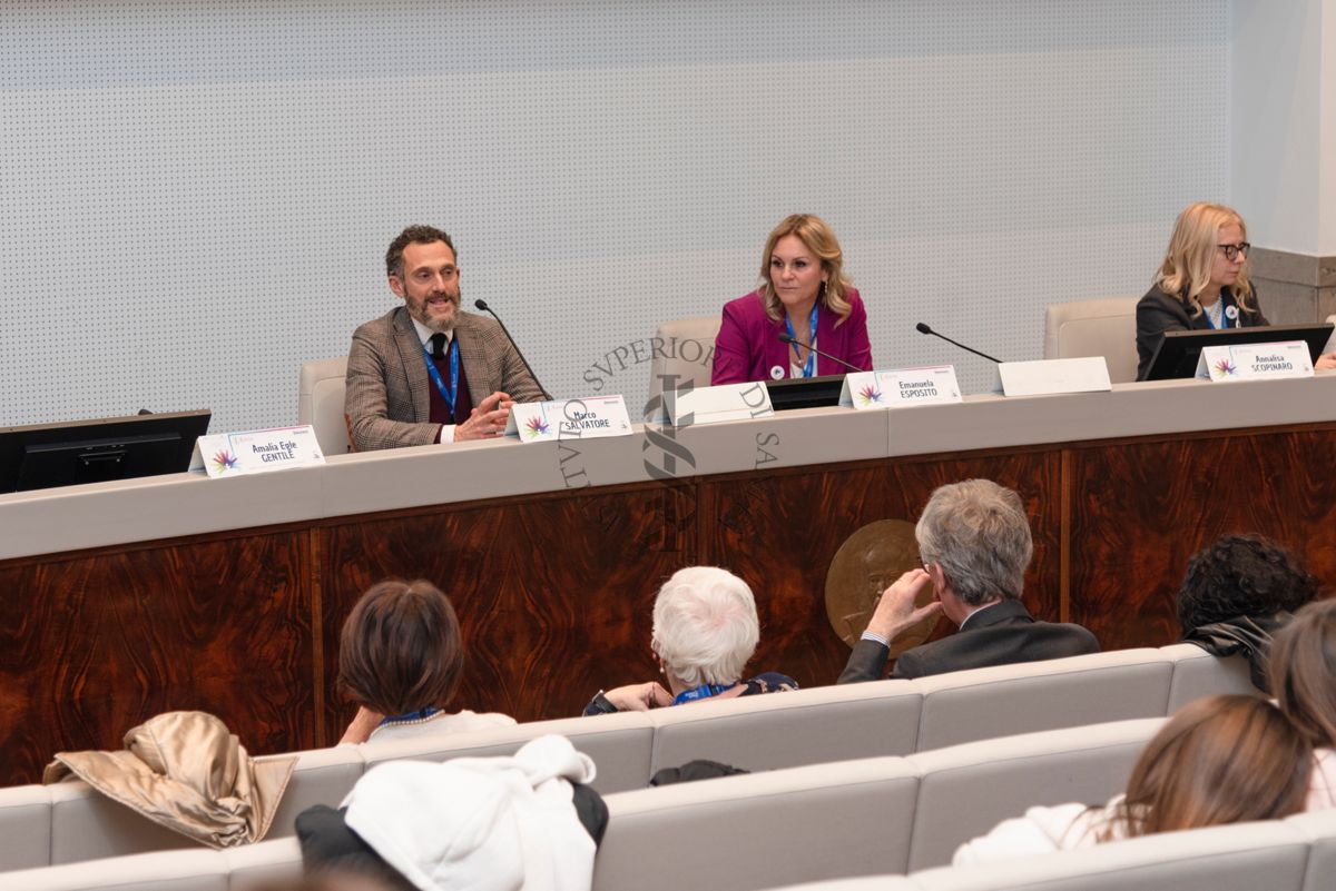 Intervento del Dott. Marco Salvatore, responsabile scientifico Pharma-HUB dell'SS (a sinistra). Al centro la Prof.ssa Emanuela Esposito, Coordinatrice del Progetto Pharma-HUB dell'Università di Messina e a destra la Dott.ssa Annalisa Scopinaro, Presidente della Federazione Italiana Malattie Rare.