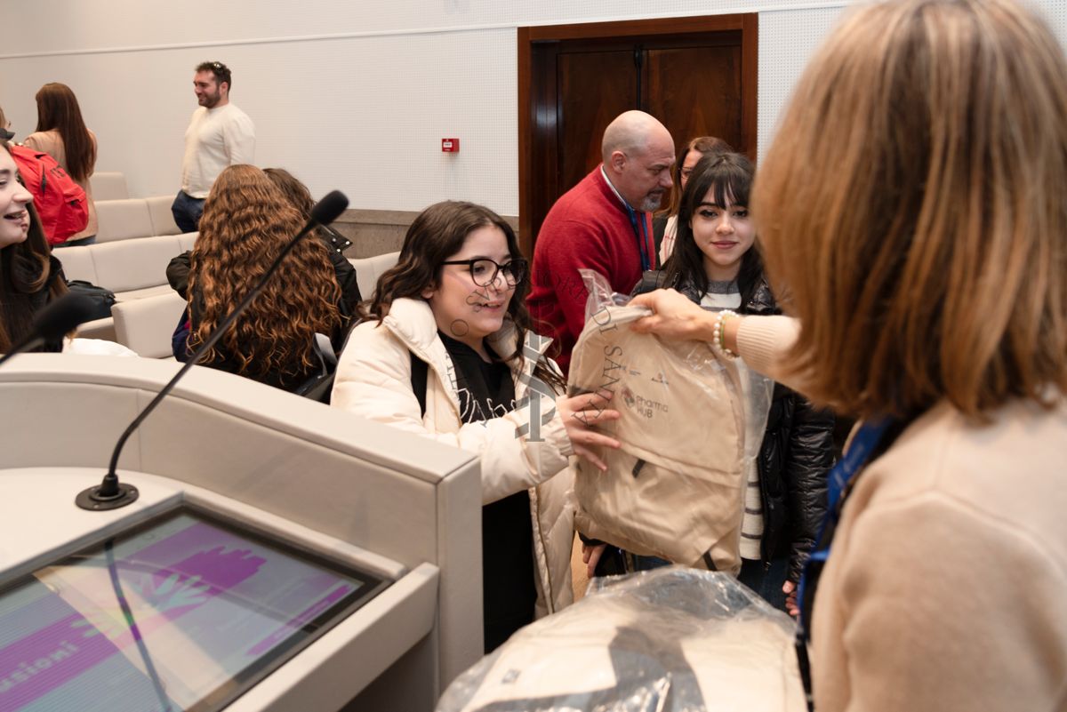 Consegna di gadget Pharma-HUB alle ragazze e ai ragazzi della scuola primaria IC "Anna Fraentzel Celli"