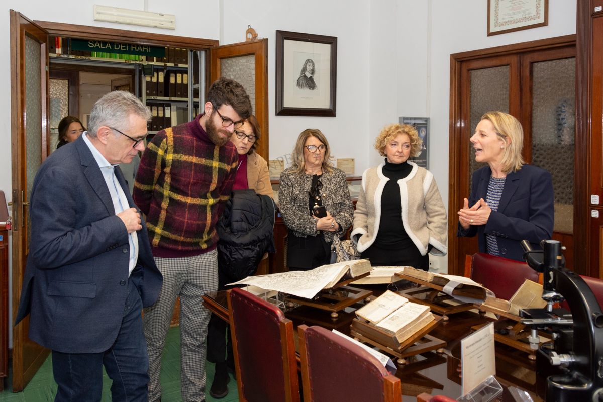 La dottoressa Paola Ferrari intenta a spiegare una selezione di testi nella Sala dei Rari. Da sinistra il prof. Fabrizio Pregliasco, Cinzia Miracco e Stefania Mochi.