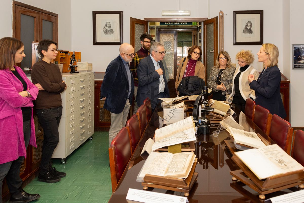 La dottoressa Paola Ferrari intenta a spiegare una selezione di testi nella Sala dei Rari. Da sinistra il Prof. Antonio Mistretta, il prof. Fabrizio Pregliasco, Cinzia Miracco e Stefania Mochi.
