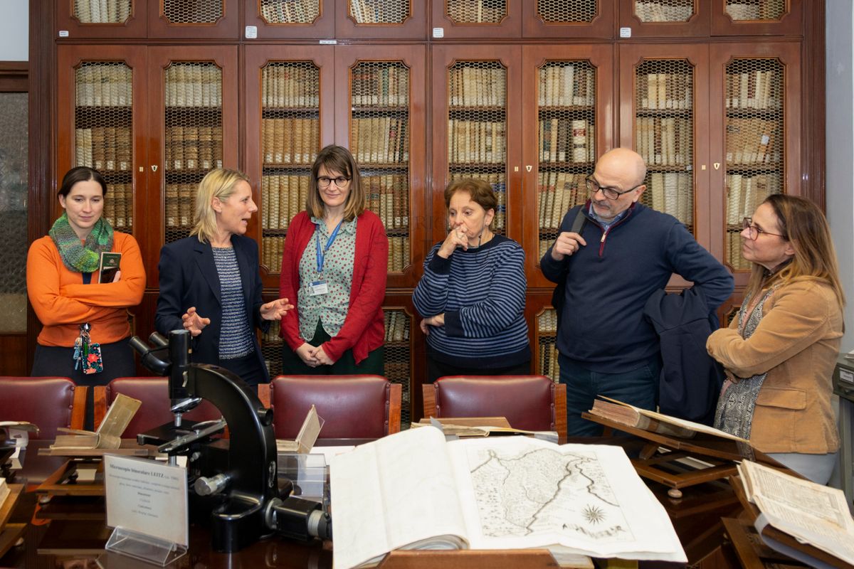 La dottoressa Paola Ferrari intenta a spiegare una selezione di testi nella Sala dei Rari. Possiamo vedere la dottoressa Solfarelli Camillocci Elena e la dottoressa Sandra Salinetti