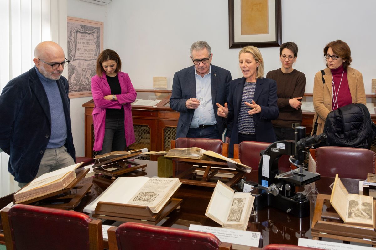 La dottoressa Paola Ferrari intenta a spiegare una selezione di testi nella Sala dei Rari. Da sinistra il prof. Antonio Mistretta e il prof. Fabrizio Pregliasco